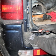 A lökhárítót ezen a típuson le kell szerelni a hozzáférhetőség miatt. A lökhárítót ezen a típuson le kell szerelni a hozzáférhetőség miatt.